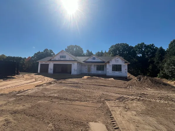 1250 Secluded Pines Dr, Sparta, MI 49345