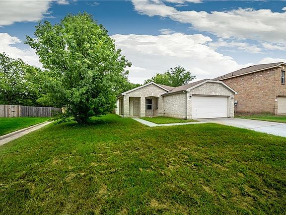 3rd image of 316 Summer Tree Dr