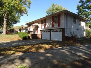 820 NE Orchard Dr, Lees Summit, MO 64063
