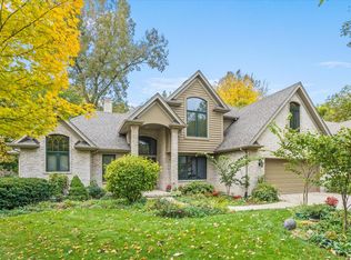 33 Walnut Cir, Sugar Grove, IL 60554