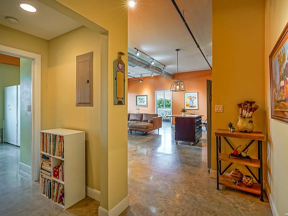 4th image of 831 S Flores #3202