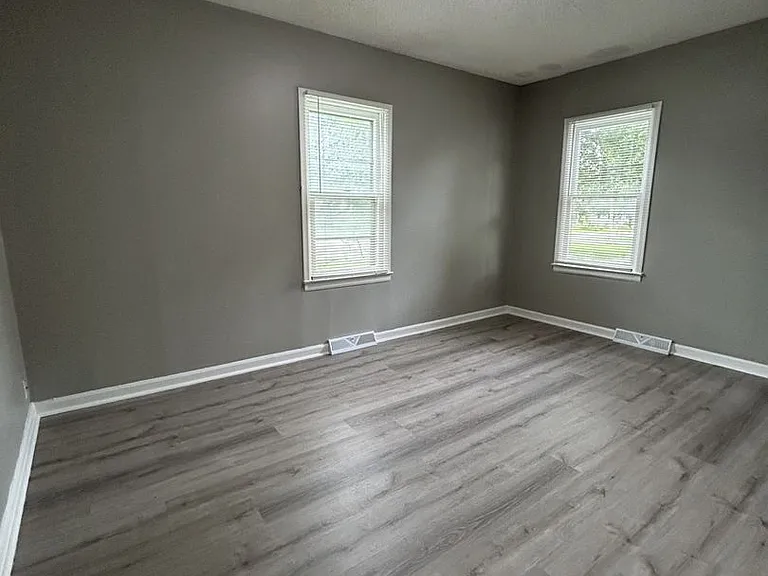 806 W Kansas St — Photo 5