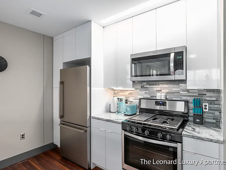 The Leonard Luxury Apartments — Photo 30