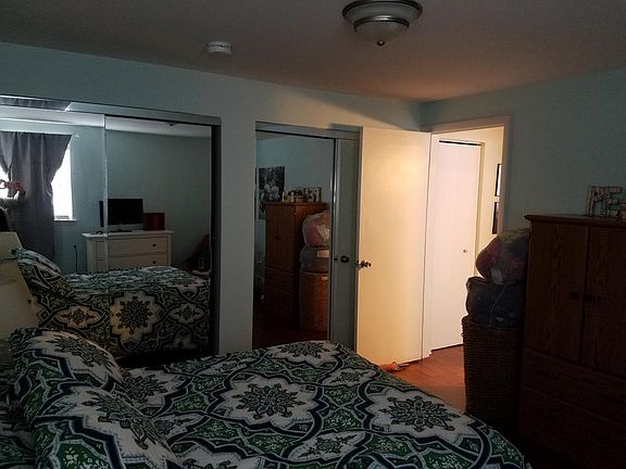 3rd image of 6822 N Northwest Highway Gdn