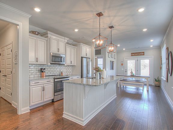 2nd image of 3113 Sassafras Ln