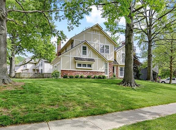 2nd image of 137 NE Wood Glen Ln