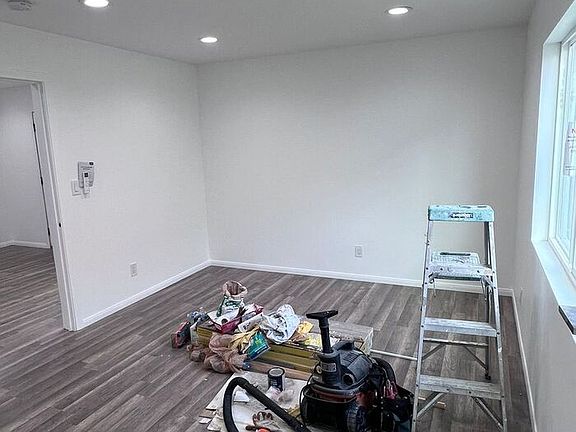 5th image of 2458 Chestnut Ave #1