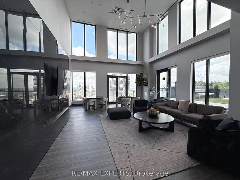 75 James St S #623 — Photo 27
