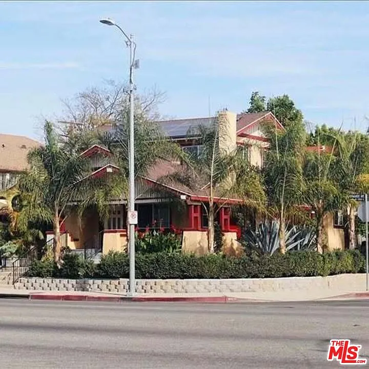 4 bed, 3.0 bath, 2046 sqft, $1,050 — Photo 2