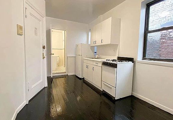 5th image of 512 E 12th St APT 5