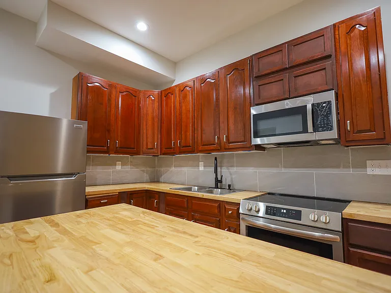 652 Delhi Ave — Photo 22