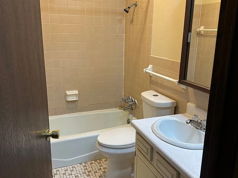 525 6th Ave N #6 — Photo 8