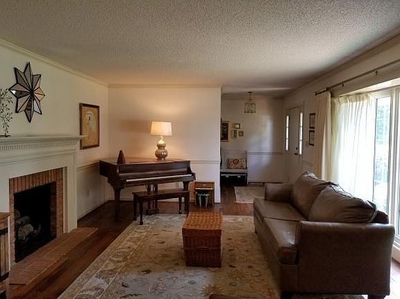 3rd image of 19382 Oakwood Dr