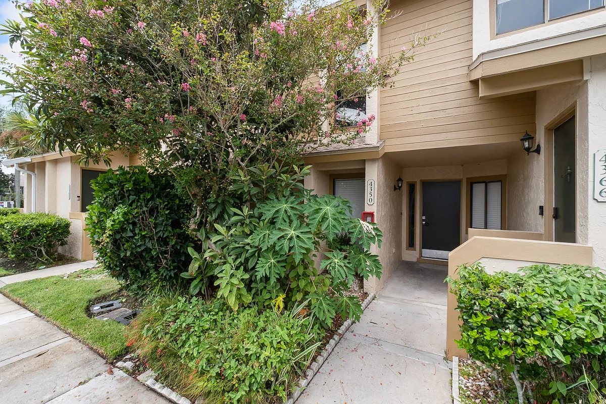 2 bed, 1093 sqft, $1,950 — Photo 1