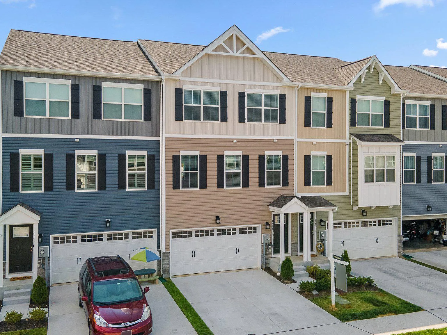3 bed, 3.5 bath, 2300 sqft, $2,500 — Photo 2