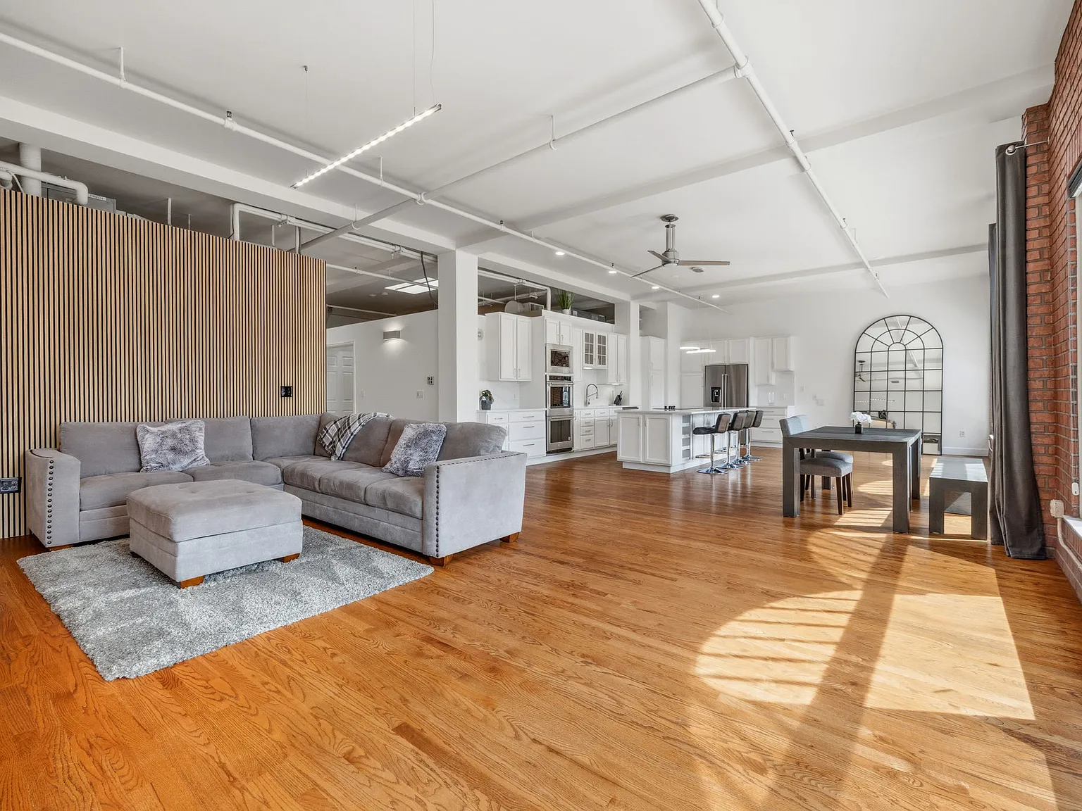 2 bed, 1695 sqft, $5,900 — Photo 2