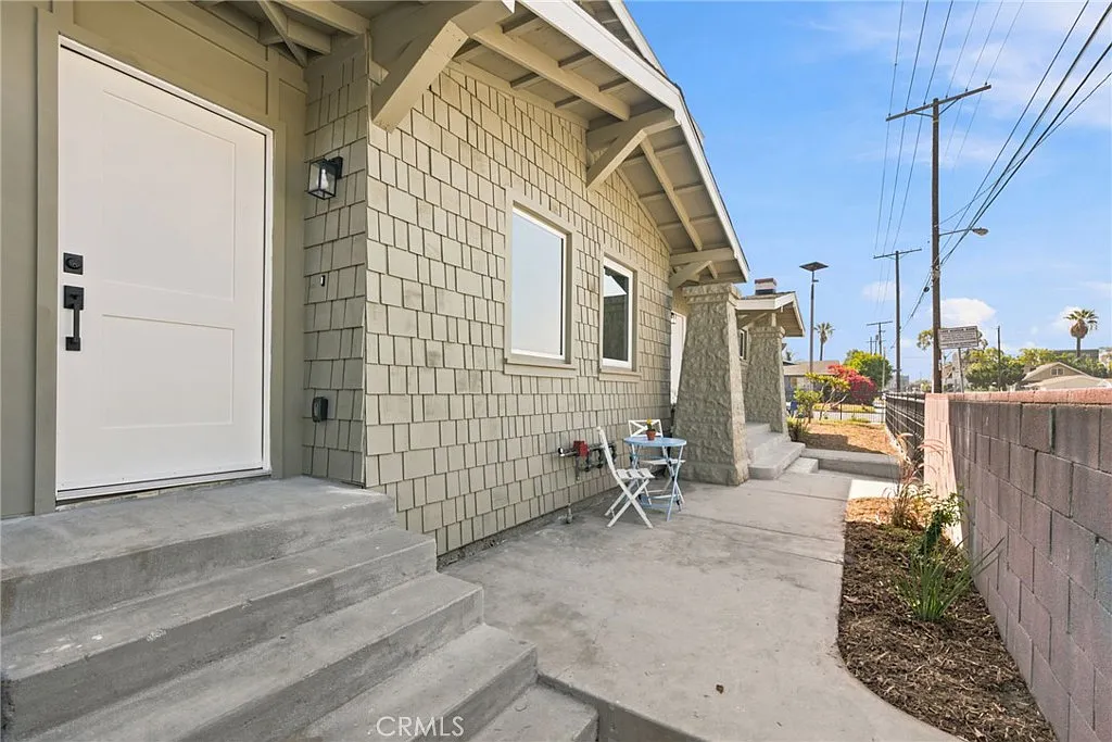 2 bed, 915 sqft, $3,204 — Photo 1