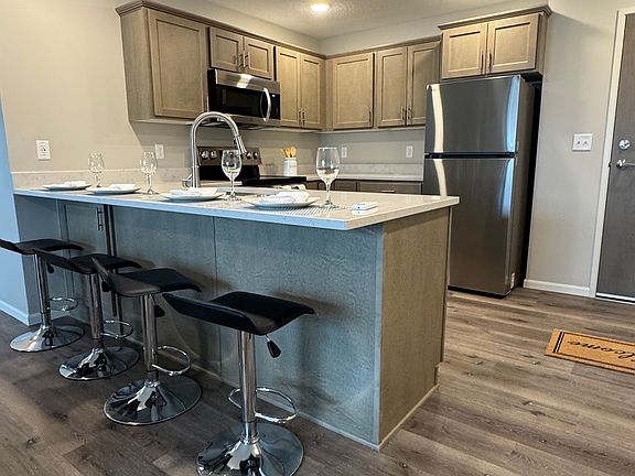 4th image of 140 9th St S #101
