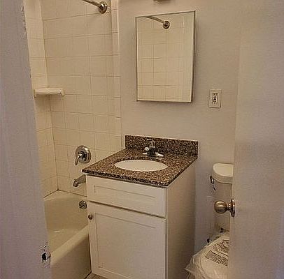 5th image of 3135 Crescent St #7B