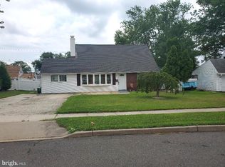 8 Viewpoint Ln, Levittown, PA 19054