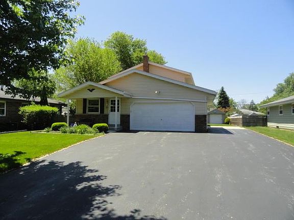 Large driveway for add'l parking