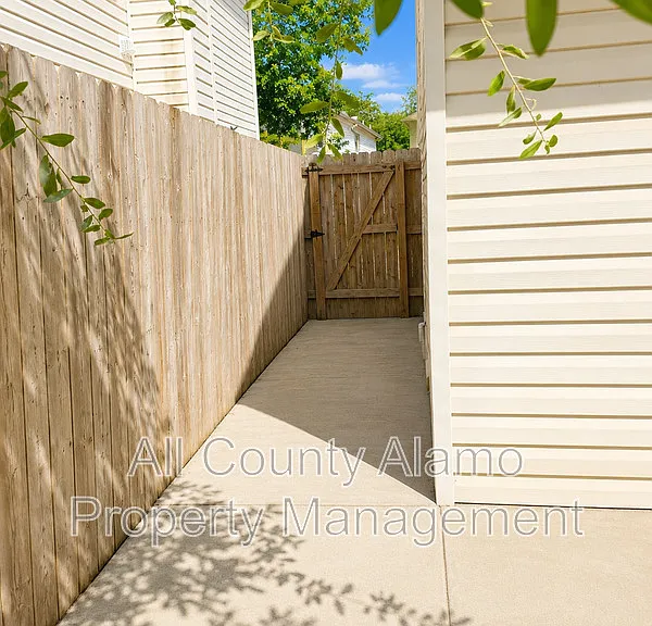 9023 Mountain Field Dr — Photo 2