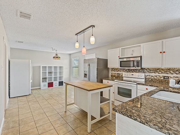 3rd image of 4717 Waterford Dr