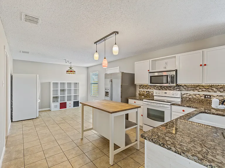 4717 Waterford Dr — Photo 2