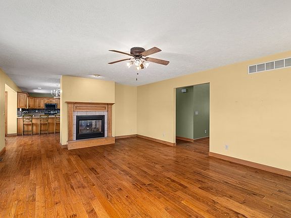 4th image of 249 Greenbriar Dr