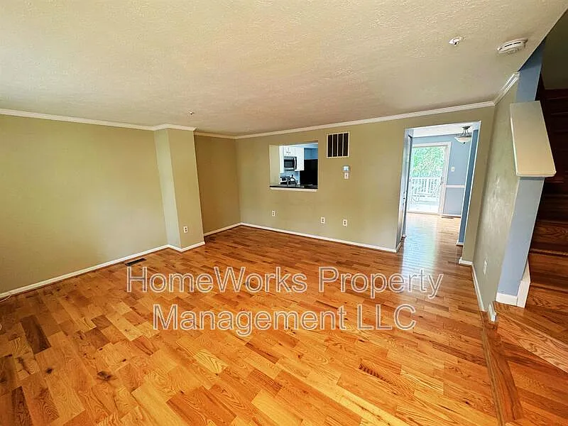 3 bed, 2.0 bath, 1200 sqft, $2,599 — Photo 3