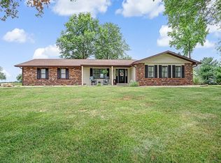 5334 Live Oak Dr, Smithton, IL 62285