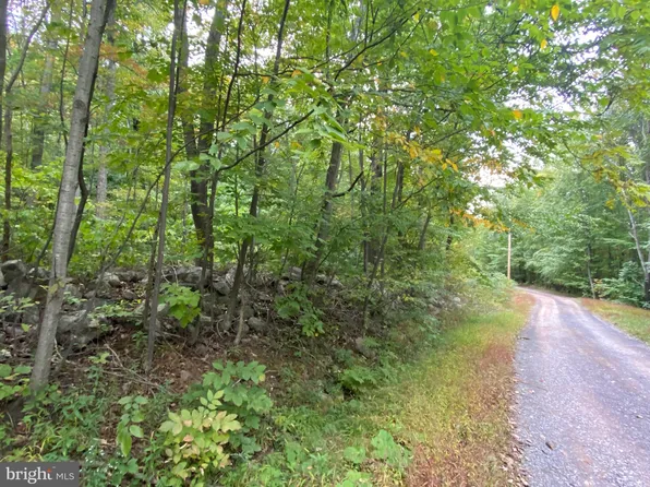21 Dove Dr #B, Paw Paw, WV 25434