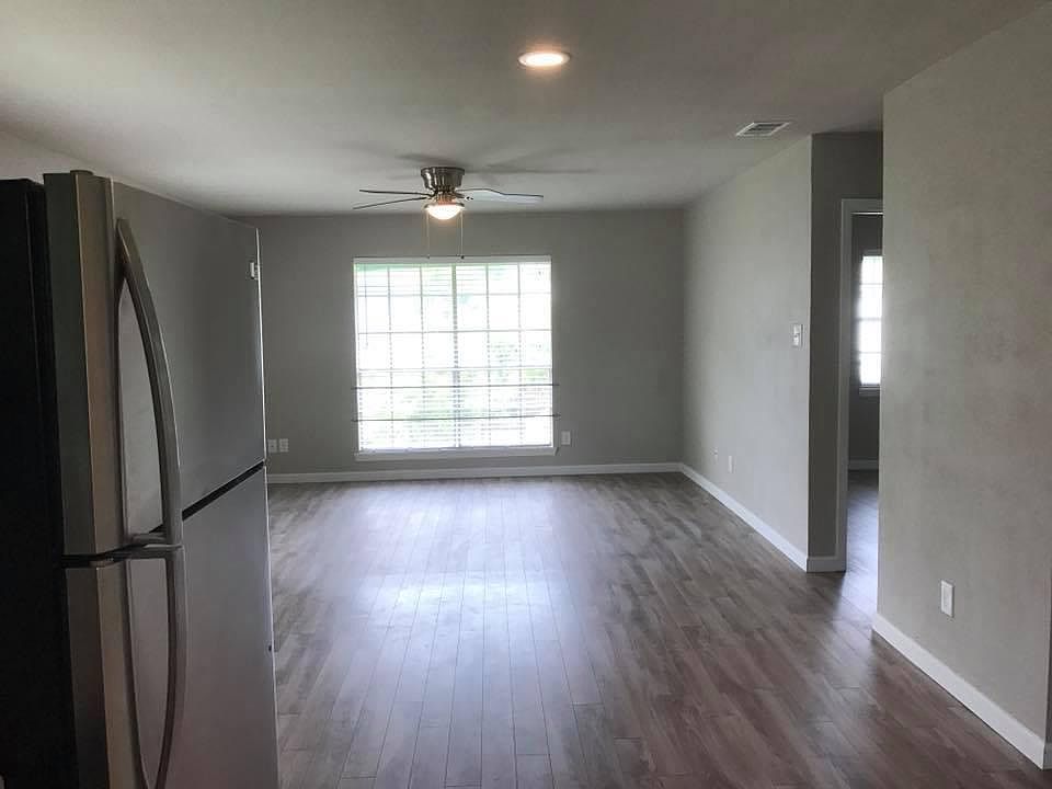 2nd image of 903 Hawthorne Rd