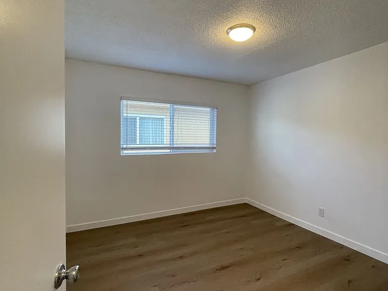 Van Ness Apartments — Photo 23