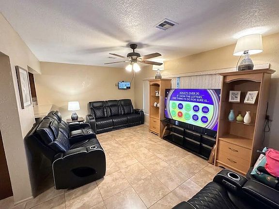 5th image of 820 SW 49th Terrace