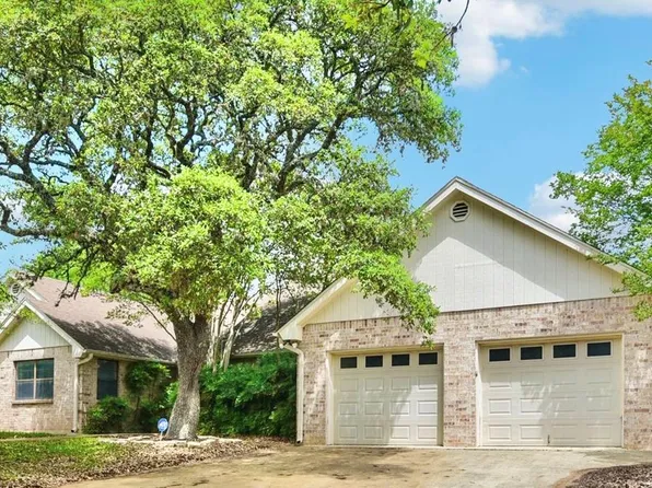 1310 Warbler Dr, Kerrville, TX 78028
