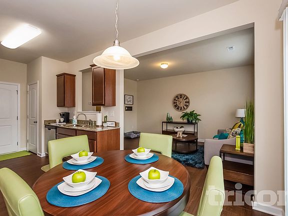 2nd image of 2035 Aragon Ln