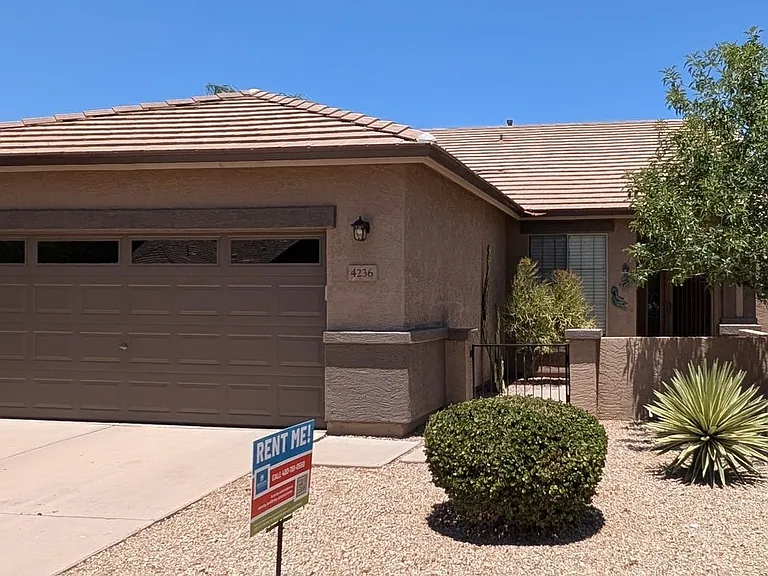 4236 E Oxford Ln — Photo 1