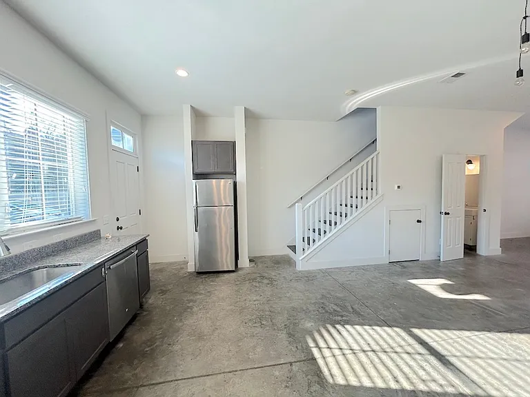 1212 E Broad St — Photo 10