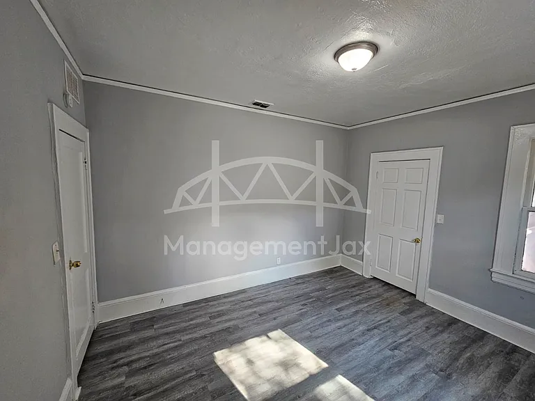 528 W 25th St — Photo 7