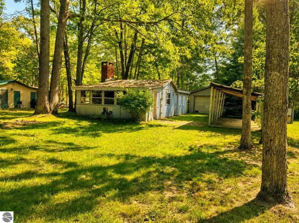 4898 Maplewood Dr, Harrison, MI 48625