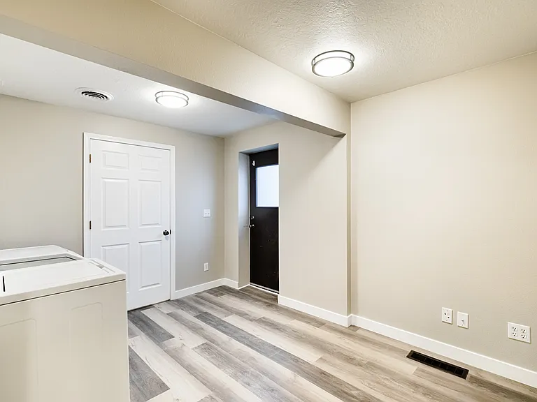 1011 W Willow Ave — Photo 3