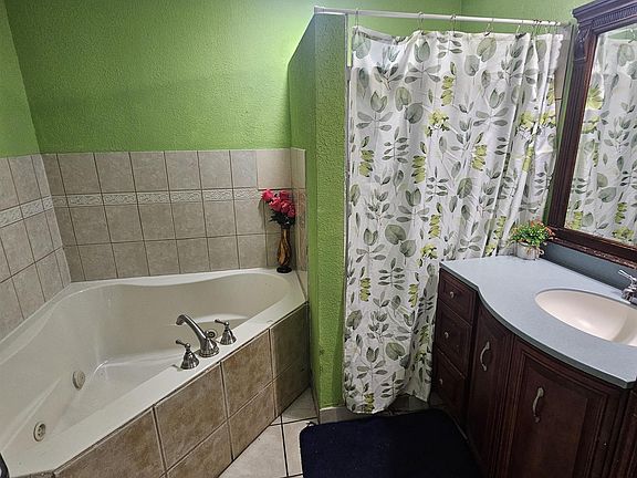 5th image of 2501 Poinsette Dr
