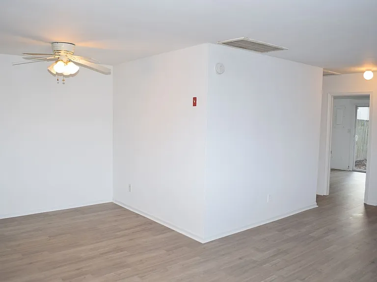579 Peregrine St — Photo 3