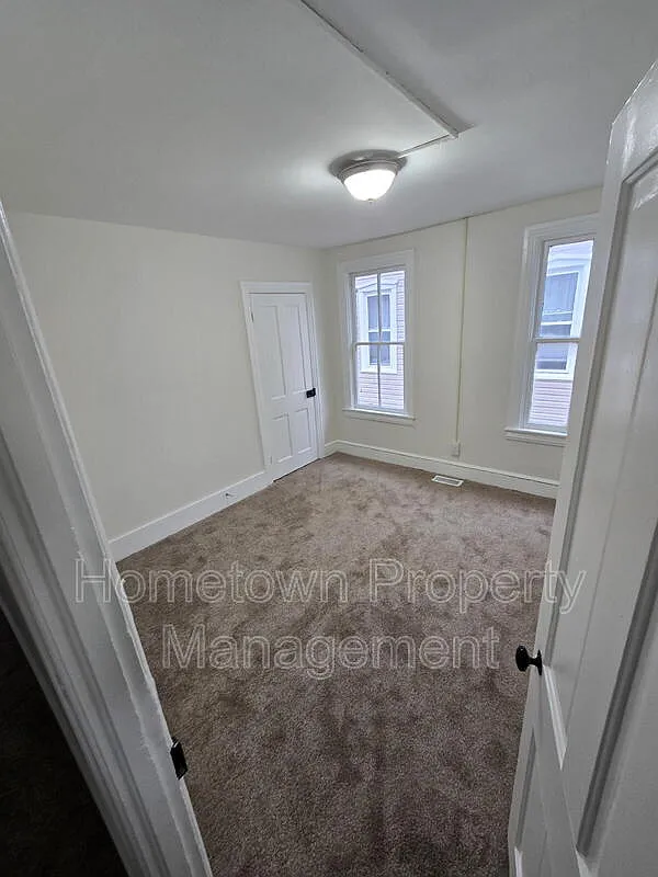 3 bed, 1.0 bath, 1290 sqft, $1,500 — Photo 2
