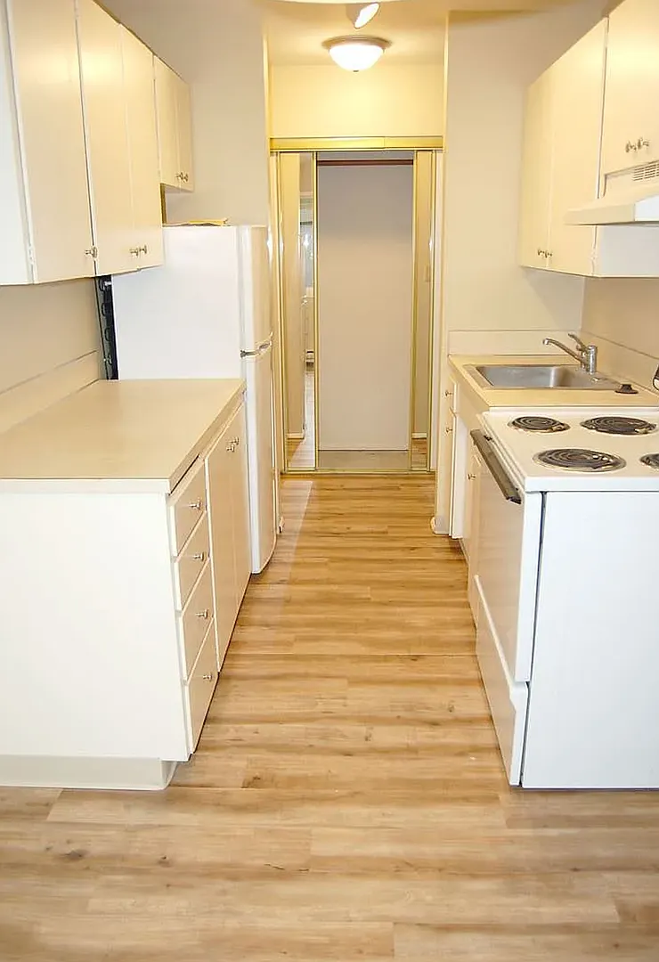 424 Summit Ave E Apartments — Photo 2