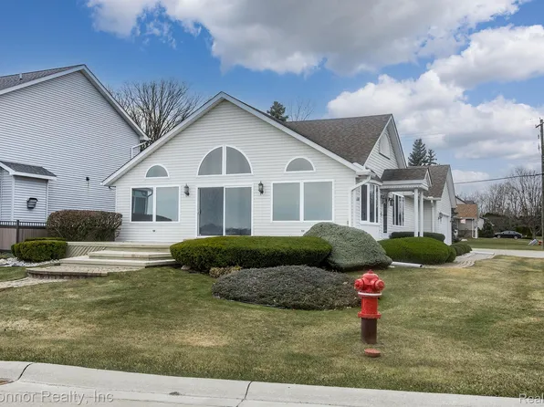 2560 River Rd, Marysville, MI 48040