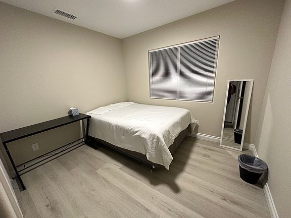 4th image of 2292 S Park Ave