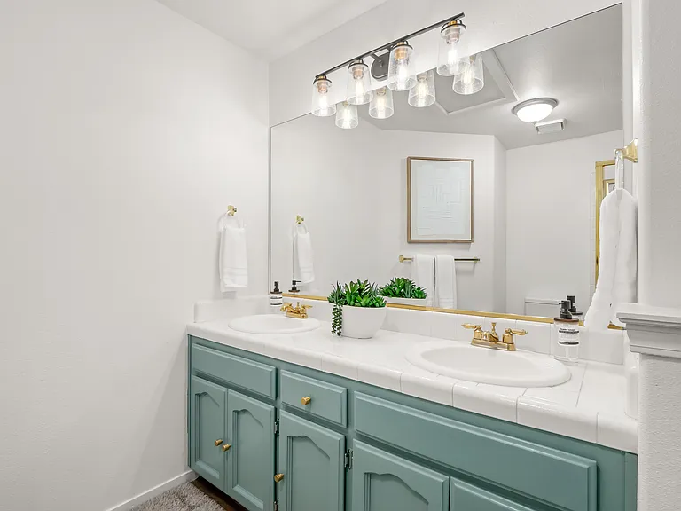 1126 N Purdue Ave — Photo 8