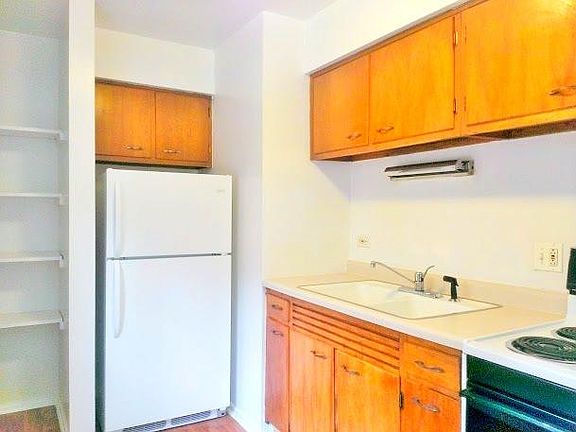 2nd image of 6022 N Winthrop Ave